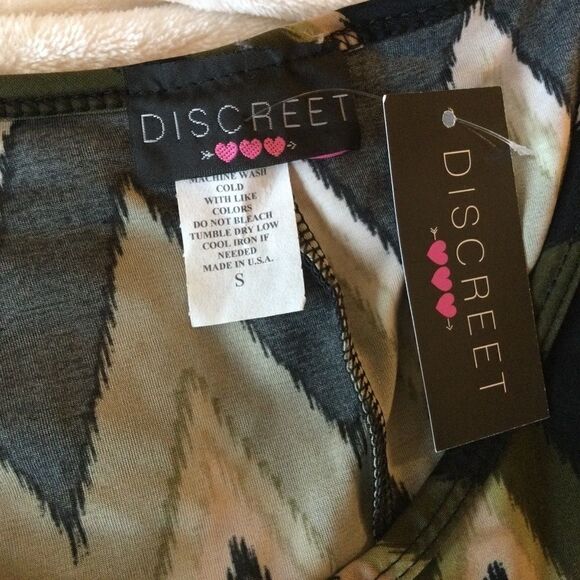 NWT Women’s Small Discreee Brand Knit Top - Picture 6 of 7